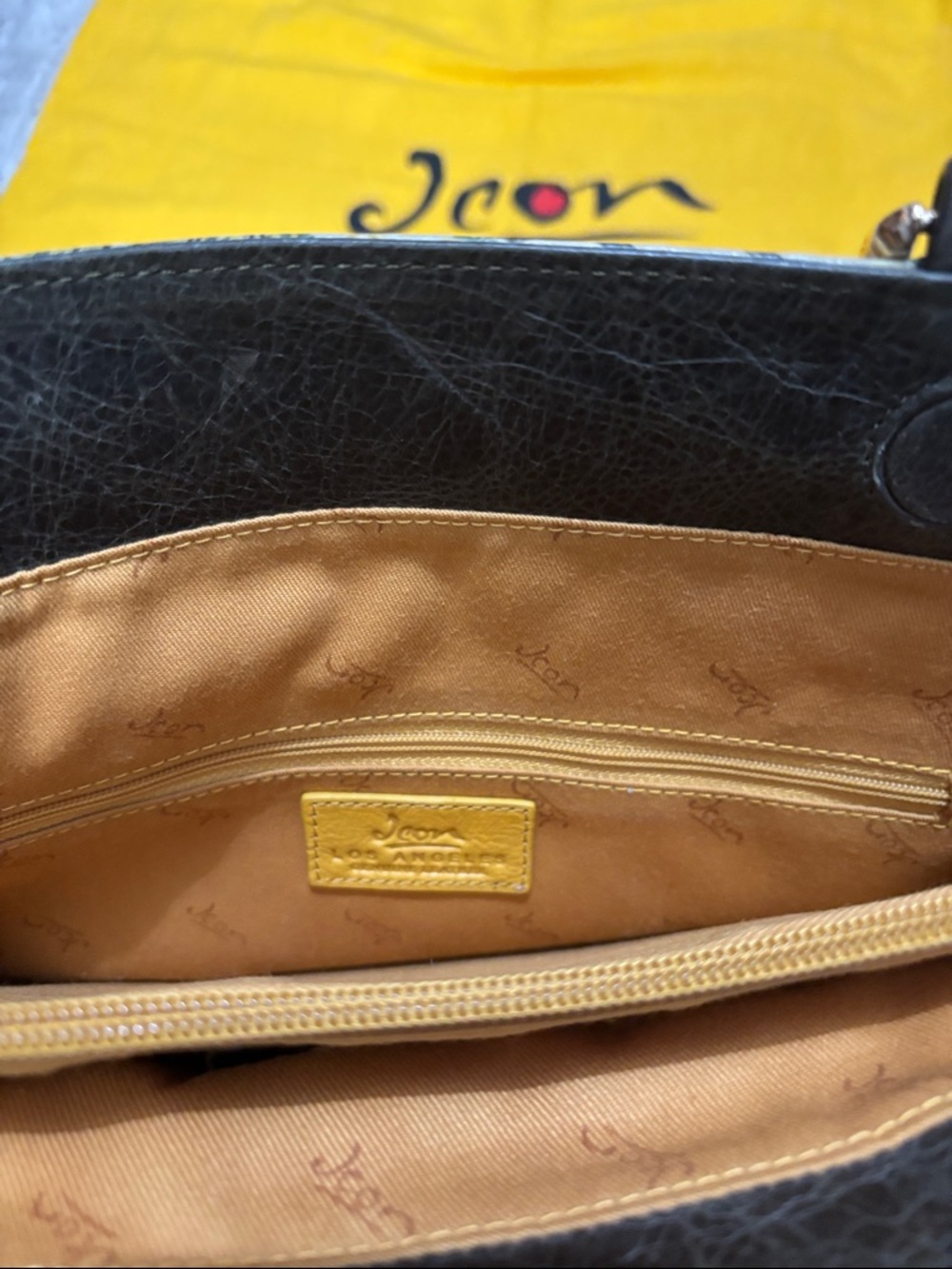 ICON Los Angeles NWOT Geisha leather handbag with magnetic closure - Picture 5 of 7